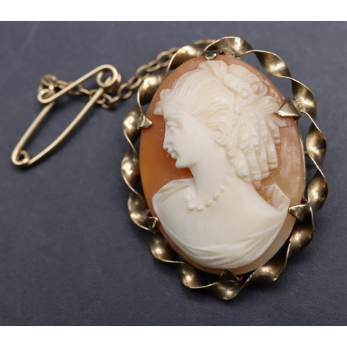 535 - A 9ct gold oval cameo brooch/pendant with raised figurehead of a lady and twist rim, 3cm high, 5.4 g... 