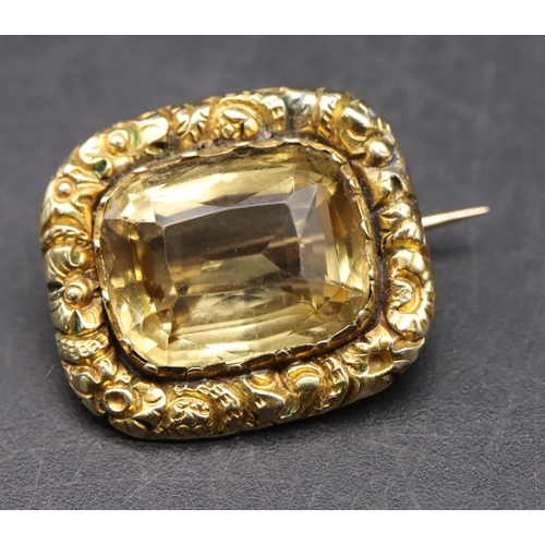 539 - A Georgian small gold brooch set with centre Citrine style stone, 2cm wide, 4.2 grams gross