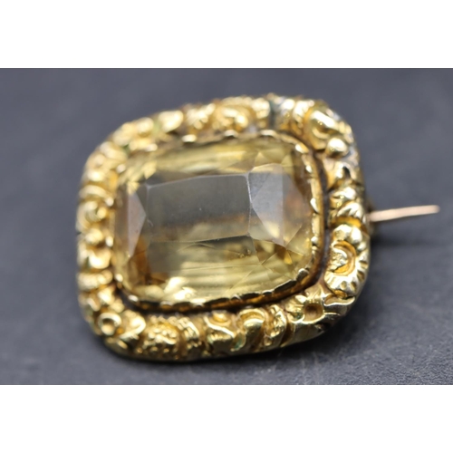 539 - A Georgian small gold brooch set with centre Citrine style stone, 2cm wide, 4.2 grams gross