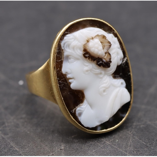 549 - A Georgian gold hardstone cameo ring depicting figurehead of a lady with flower in her hair, size L/... 