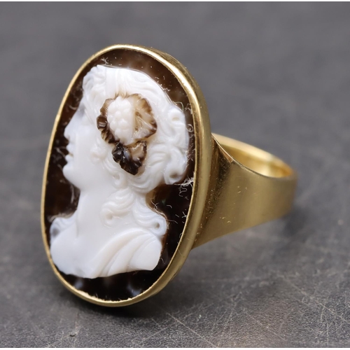 549 - A Georgian gold hardstone cameo ring depicting figurehead of a lady with flower in her hair, size L/... 