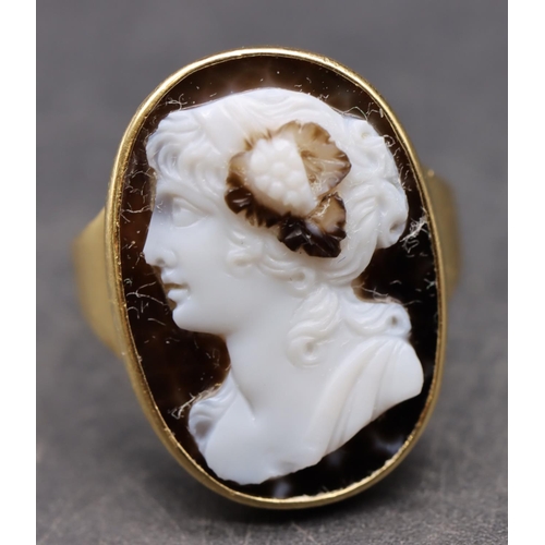 549 - A Georgian gold hardstone cameo ring depicting figurehead of a lady with flower in her hair, size L/... 