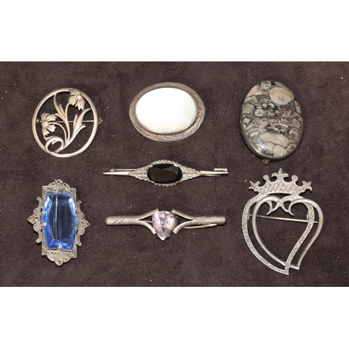 555 - 7 various silver brooches.