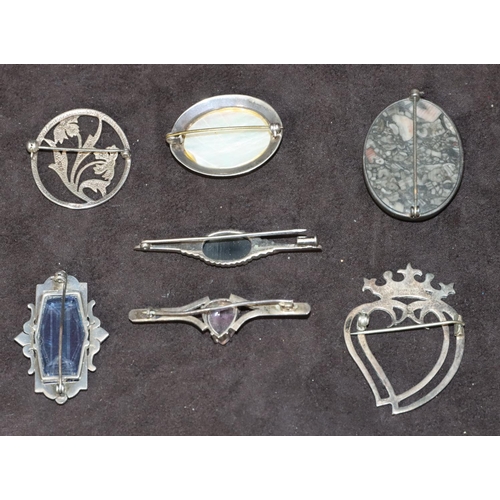 555 - 7 various silver brooches.