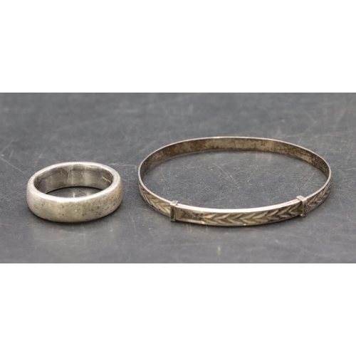 572 - A silver wedding ring, size U and a child's silver bangle. (2)