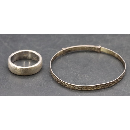 572 - A silver wedding ring, size U and a child's silver bangle. (2)