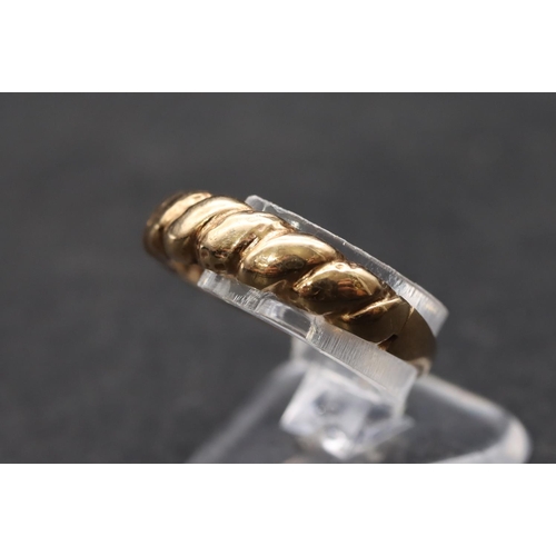 573 - A 9ct gold ring with twist decoration, size K/L, 1.8 grams