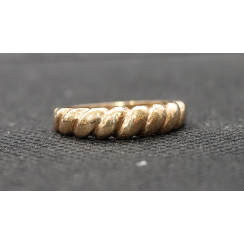 573 - A 9ct gold ring with twist decoration, size K/L, 1.8 grams