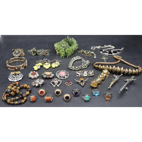 576 - A small quantity of various costume  and other jewellery