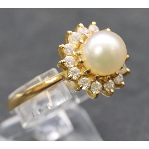 578 - An 18ct gold ladies cluster ring set with centre cultured pearl, surrounded by clear stones, size R,... 