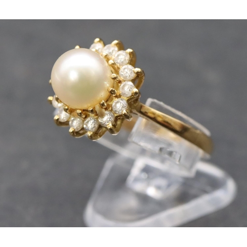 578 - An 18ct gold ladies cluster ring set with centre cultured pearl, surrounded by clear stones, size R,... 