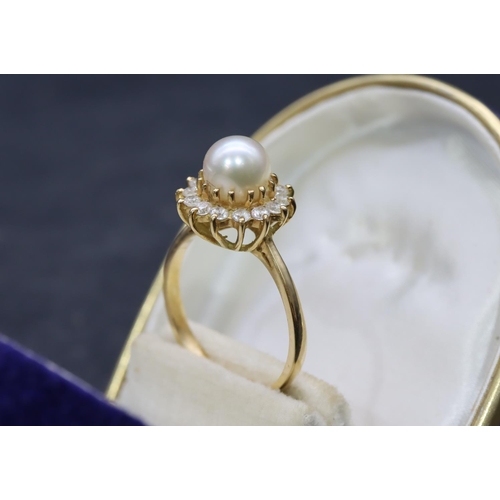 578 - An 18ct gold ladies cluster ring set with centre cultured pearl, surrounded by clear stones, size R,... 