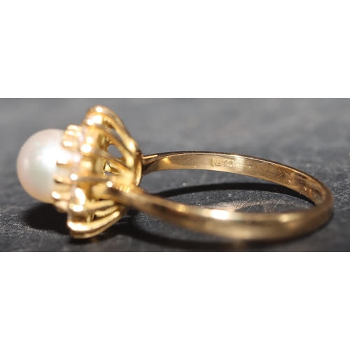 578 - An 18ct gold ladies cluster ring set with centre cultured pearl, surrounded by clear stones, size R,... 