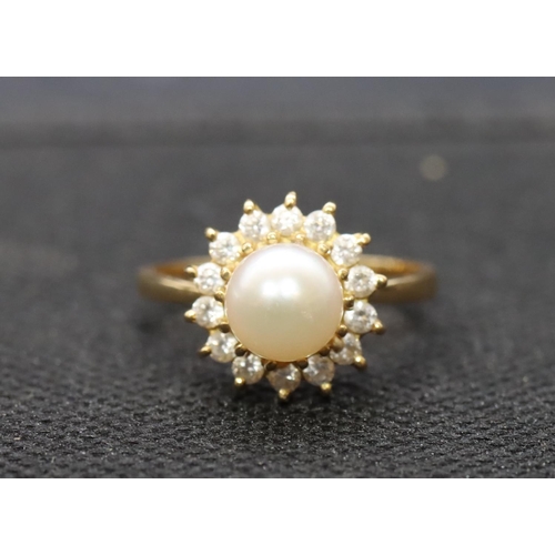 578 - An 18ct gold ladies cluster ring set with centre cultured pearl, surrounded by clear stones, size R,... 