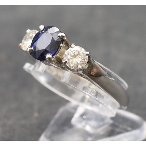 579 - An 18ct white gold ladies 3-stone ring set with centre sapphire flanked by 2 diamonds (diamonds appr... 