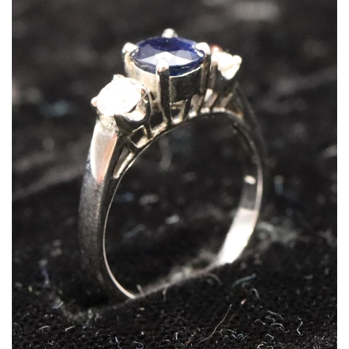 579 - An 18ct white gold ladies 3-stone ring set with centre sapphire flanked by 2 diamonds (diamonds appr... 