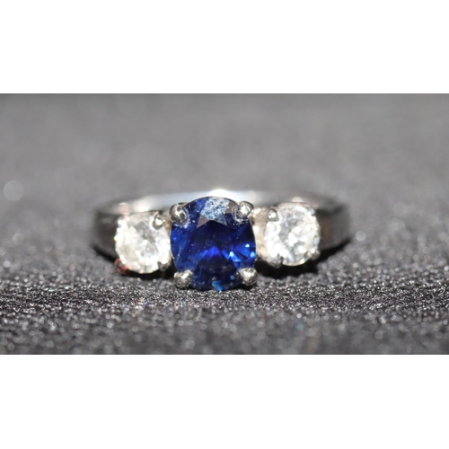 579 - An 18ct white gold ladies 3-stone ring set with centre sapphire flanked by 2 diamonds (diamonds appr... 