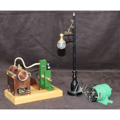 789 - A stationary model steam engine on rectangular mock wooden base, 20cm long, a motorised lamp in the ... 