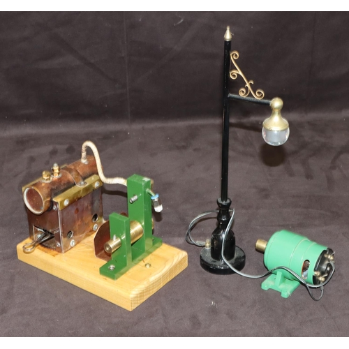 789 - A stationary model steam engine on rectangular mock wooden base, 20cm long, a motorised lamp in the ... 