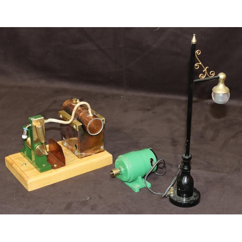 789 - A stationary model steam engine on rectangular mock wooden base, 20cm long, a motorised lamp in the ... 