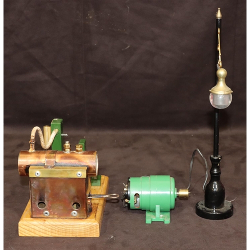 789 - A stationary model steam engine on rectangular mock wooden base, 20cm long, a motorised lamp in the ... 