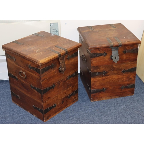 809 - A pair of hardwood square munition boxes with metal mounts, hinged lids and carrying handles, 46cm w... 