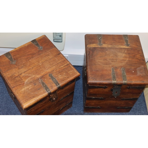 809 - A pair of hardwood square munition boxes with metal mounts, hinged lids and carrying handles, 46cm w... 