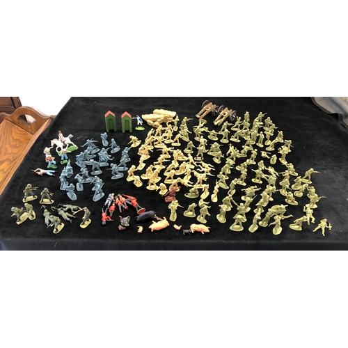 7029 - A large quantity of plastic toy soldiers etc.