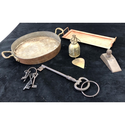 7064 - A heavy copper and brass pan, stamped Kettners to side, 37.5cm diameter excluding handles, a rectang... 