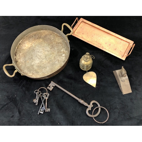 7064 - A heavy copper and brass pan, stamped Kettners to side, 37.5cm diameter excluding handles, a rectang... 