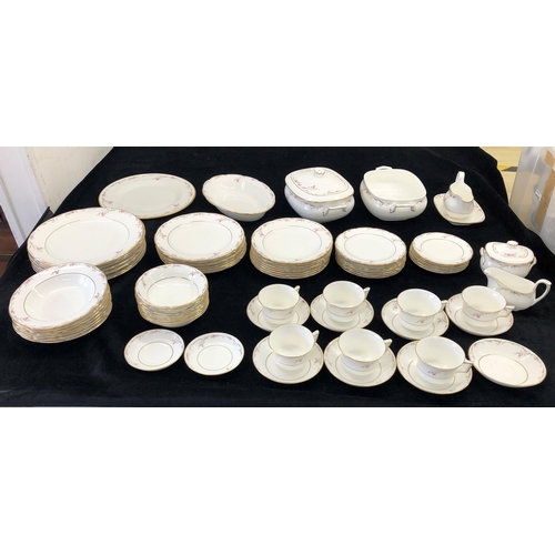 7086 - A Wedgwood Carisbrook patterned service, 8 x plates of each size, 28cm, 23cm, 21cm and 18cm, 6x plat... 