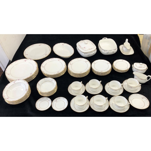 7086 - A Wedgwood Carisbrook patterned service, 8 x plates of each size, 28cm, 23cm, 21cm and 18cm, 6x plat... 