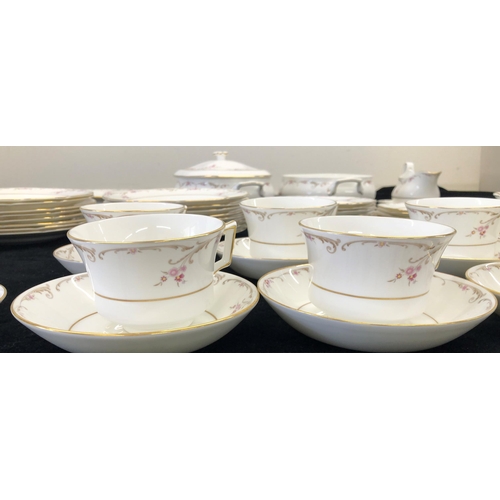 7086 - A Wedgwood Carisbrook patterned service, 8 x plates of each size, 28cm, 23cm, 21cm and 18cm, 6x plat... 