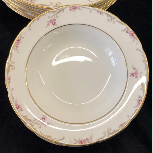 7086 - A Wedgwood Carisbrook patterned service, 8 x plates of each size, 28cm, 23cm, 21cm and 18cm, 6x plat... 