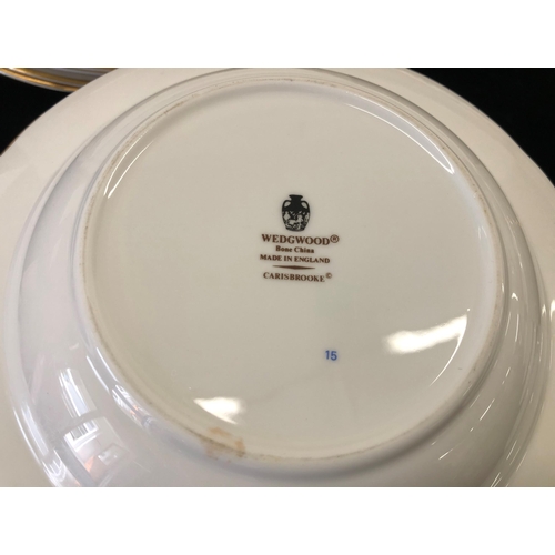 7086 - A Wedgwood Carisbrook patterned service, 8 x plates of each size, 28cm, 23cm, 21cm and 18cm, 6x plat... 