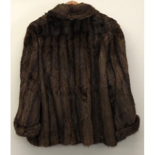 7088 - A vintage brown fully lined fur swing jacket with 2 pockets to front (lining torn in 1 pocket), 68cm... 