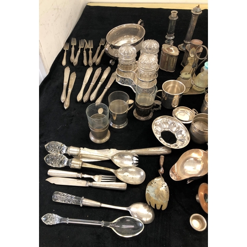 7120 - A large mixed quantity of silver plated items, salts, cruet sets, flatware etc. (Some damaged and in... 