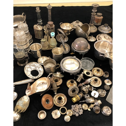 7120 - A large mixed quantity of silver plated items, salts, cruet sets, flatware etc. (Some damaged and in... 