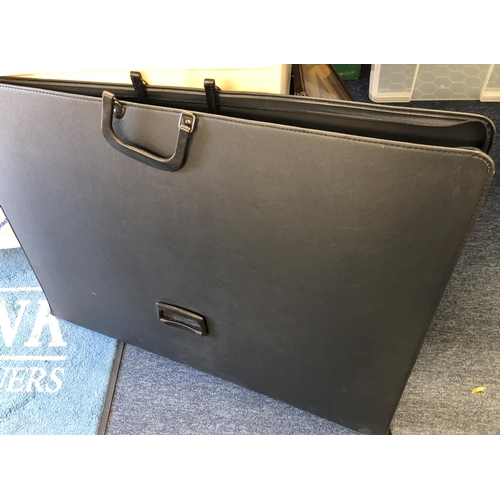 7121 - A large artist portfolio case containing a quantity of artist paper, tracing paper, board mounts etc... 