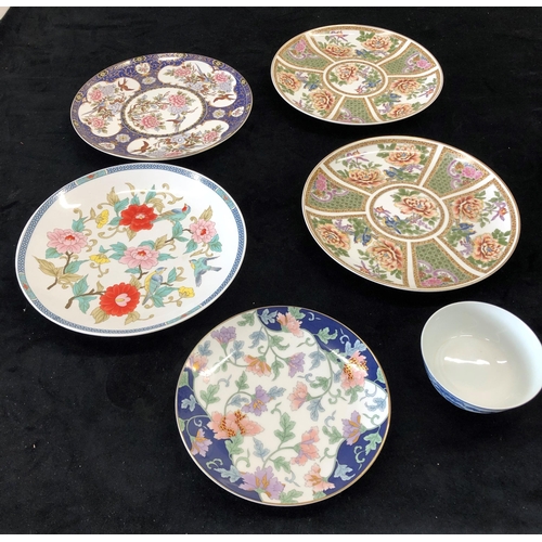 7128 - A pair of modern Oriental style plates, 26
5cm diameter, various other plates and 1 bowl.