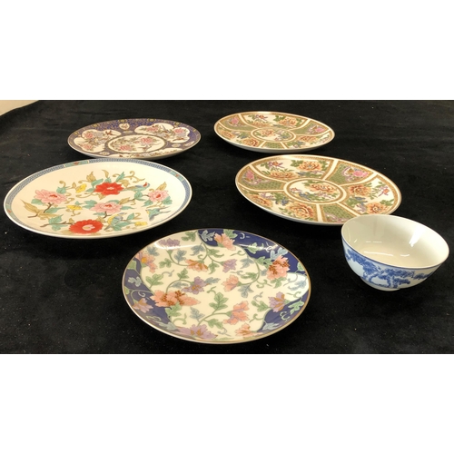 7128 - A pair of modern Oriental style plates, 26
5cm diameter, various other plates and 1 bowl.