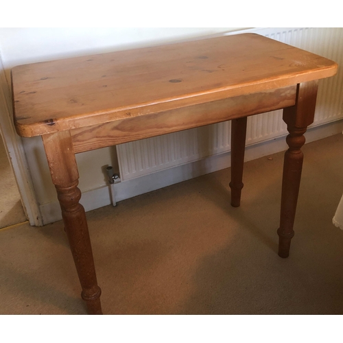 7166 - A small rectangular topped pine table with turned legs, 91cm wide, 50.5cm deep, 78cm high. (Some rub... 