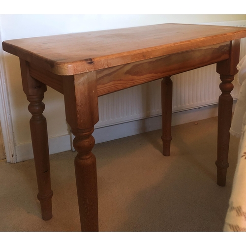 7166 - A small rectangular topped pine table with turned legs, 91cm wide, 50.5cm deep, 78cm high. (Some rub... 