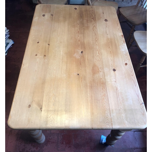 7189 - A pine kitchen table with 2 small drawers, on turned legs, 122cm long, 79cm wide, 77cm high (light r... 