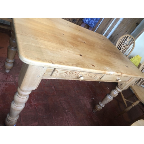 7189 - A pine kitchen table with 2 small drawers, on turned legs, 122cm long, 79cm wide, 77cm high (light r... 