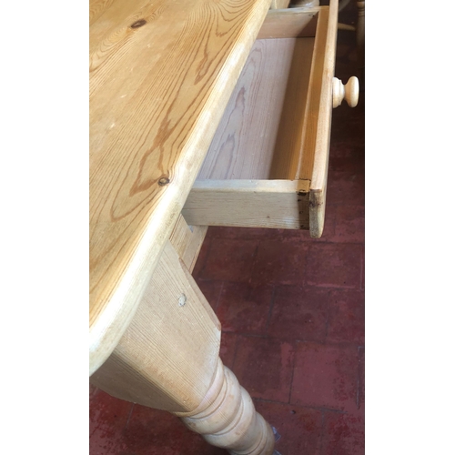 7189 - A pine kitchen table with 2 small drawers, on turned legs, 122cm long, 79cm wide, 77cm high (light r... 