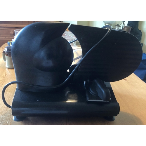 7196 - An Andrew James 19cm food slicer, model AJ000339 with manual.