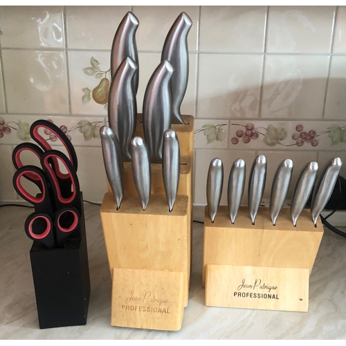 7199 - A Jean Patrique Professional knife block with complete set of  6 knives and 1 carving fork, a Jean P... 