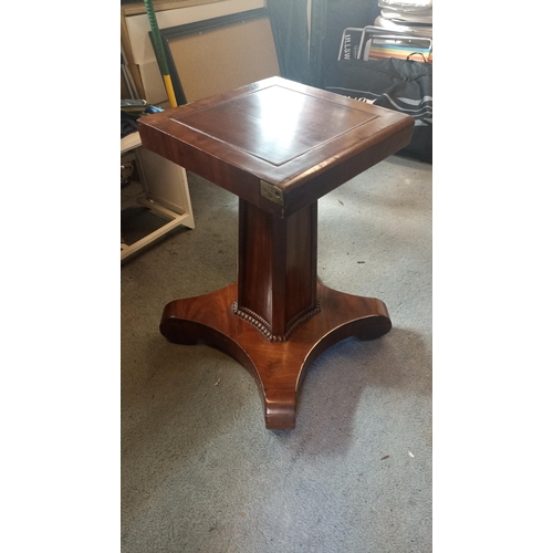 7221 - A circular topped mahogany pedestal table with locking keys (some loose parts), pedestal base 73cm h... 