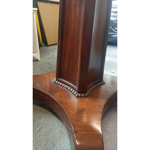 7221 - A circular topped mahogany pedestal table with locking keys (some loose parts), pedestal base 73cm h... 